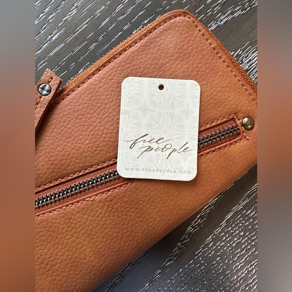 Free People Women’s Tan Vegan Leather Wristlet Wallet New - Picture 9 of 9